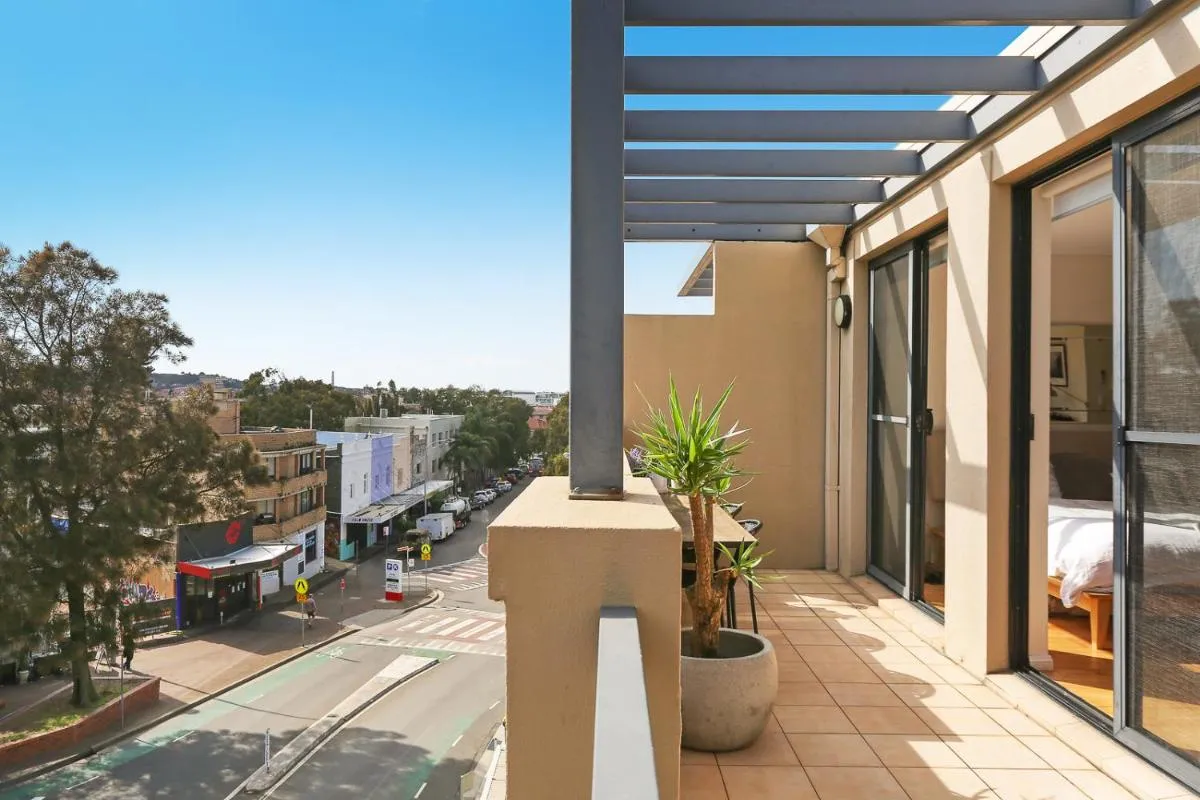 Image 4 of Sun-drenched Penthouse-style Studio with Lrg Terrace