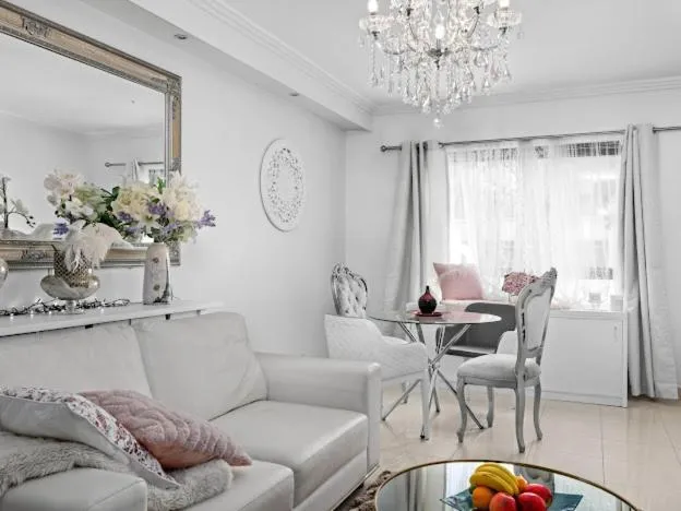 Image of Sunny Rooms Mascot