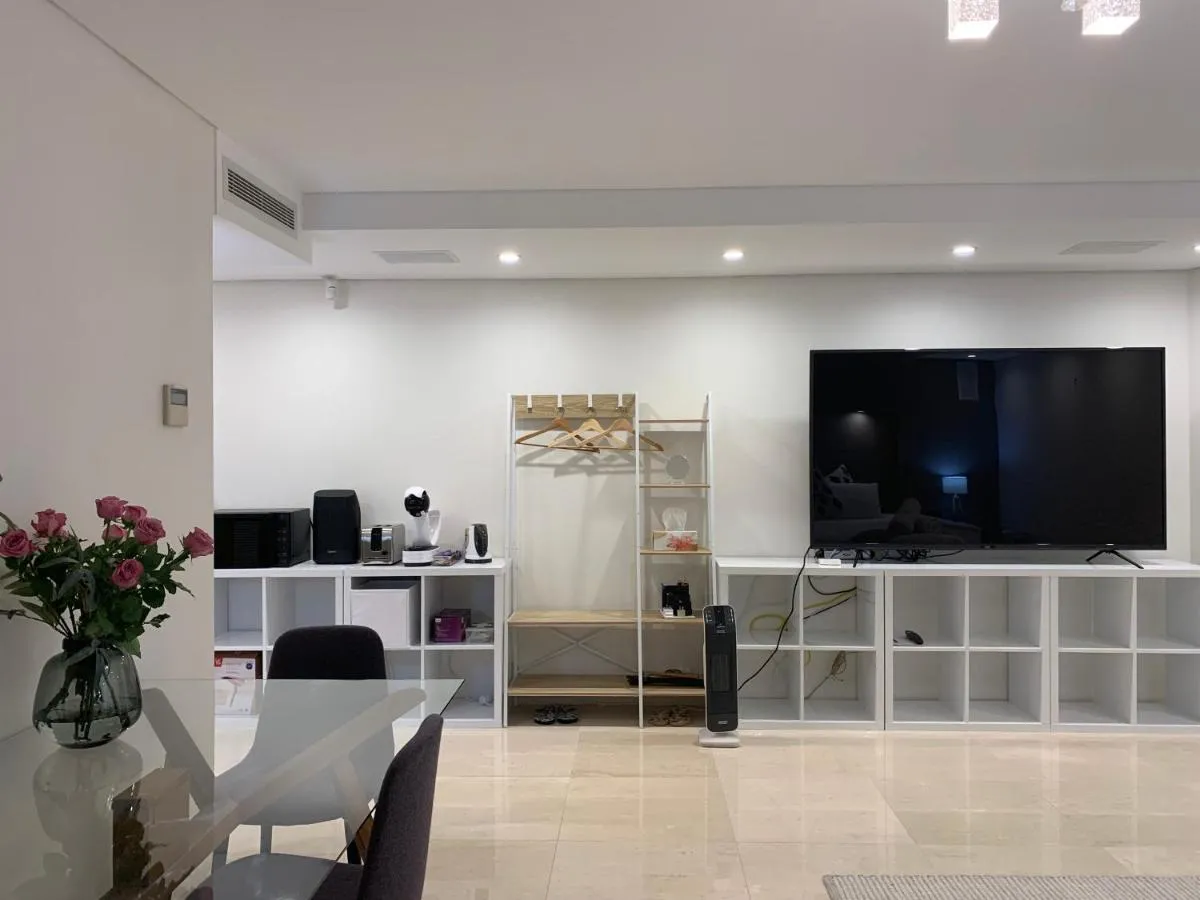 Image 4 of Superior Putney Studio, Short drive to Parklands and Olympic