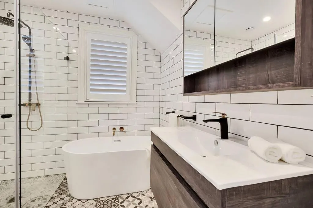 Image 2 of Sydney CBD Waterview Apartment 56A