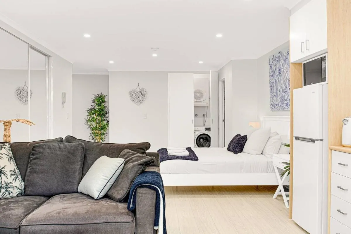 Image 4 of ‘The Crows Nest’ Spacious Studio with Balcony