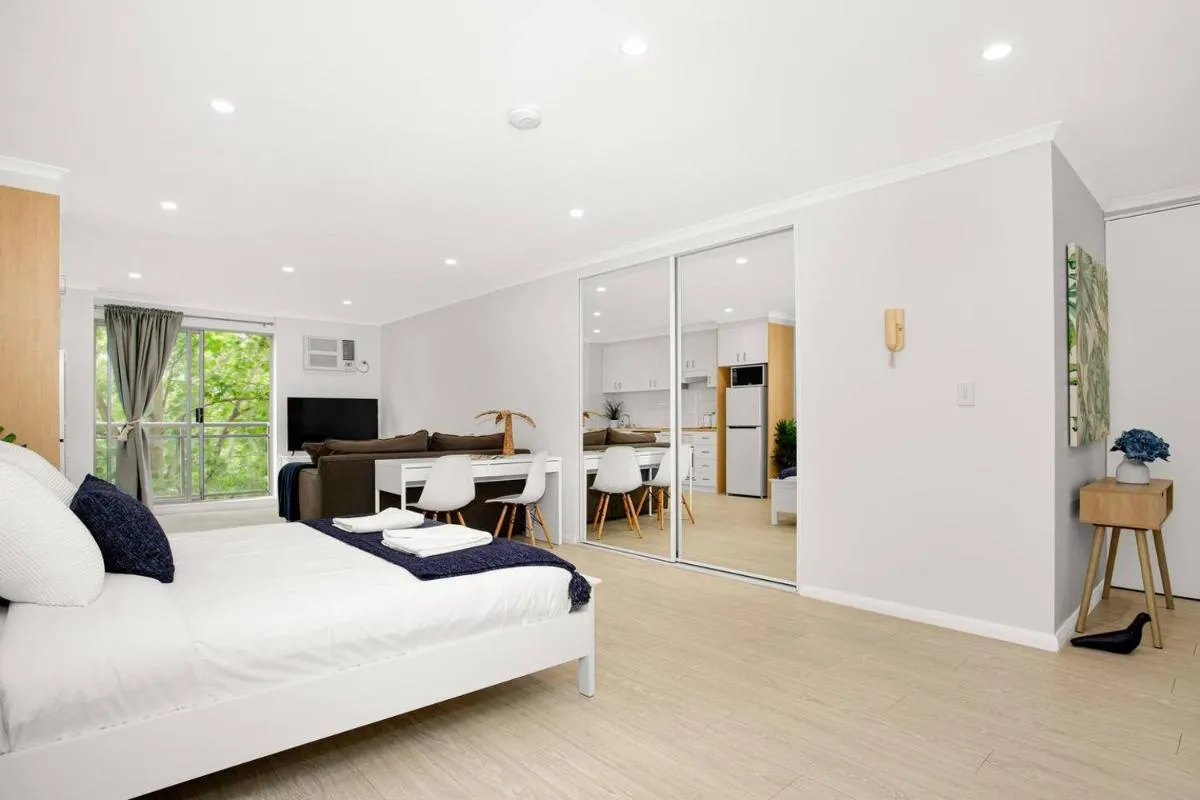 Image 6 of ‘The Crows Nest’ Spacious Studio with Balcony