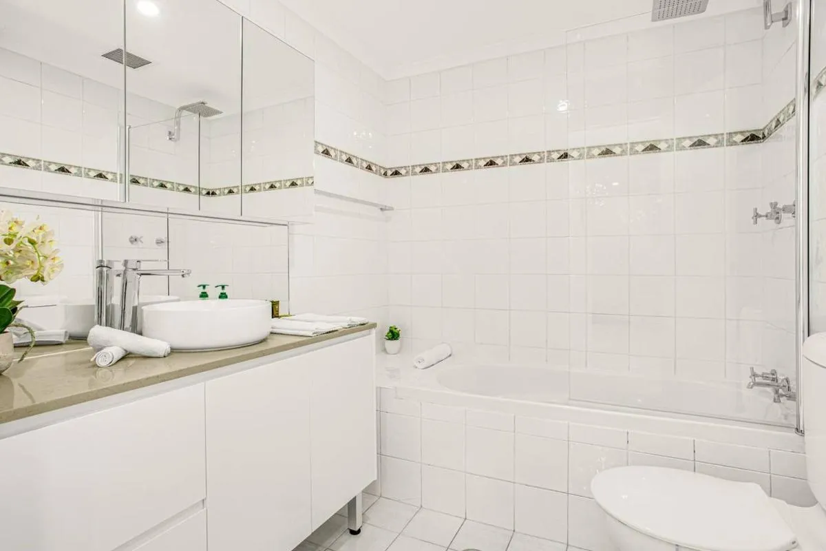 Image 2 of ‘The Crows Nest’ Spacious Studio with Balcony