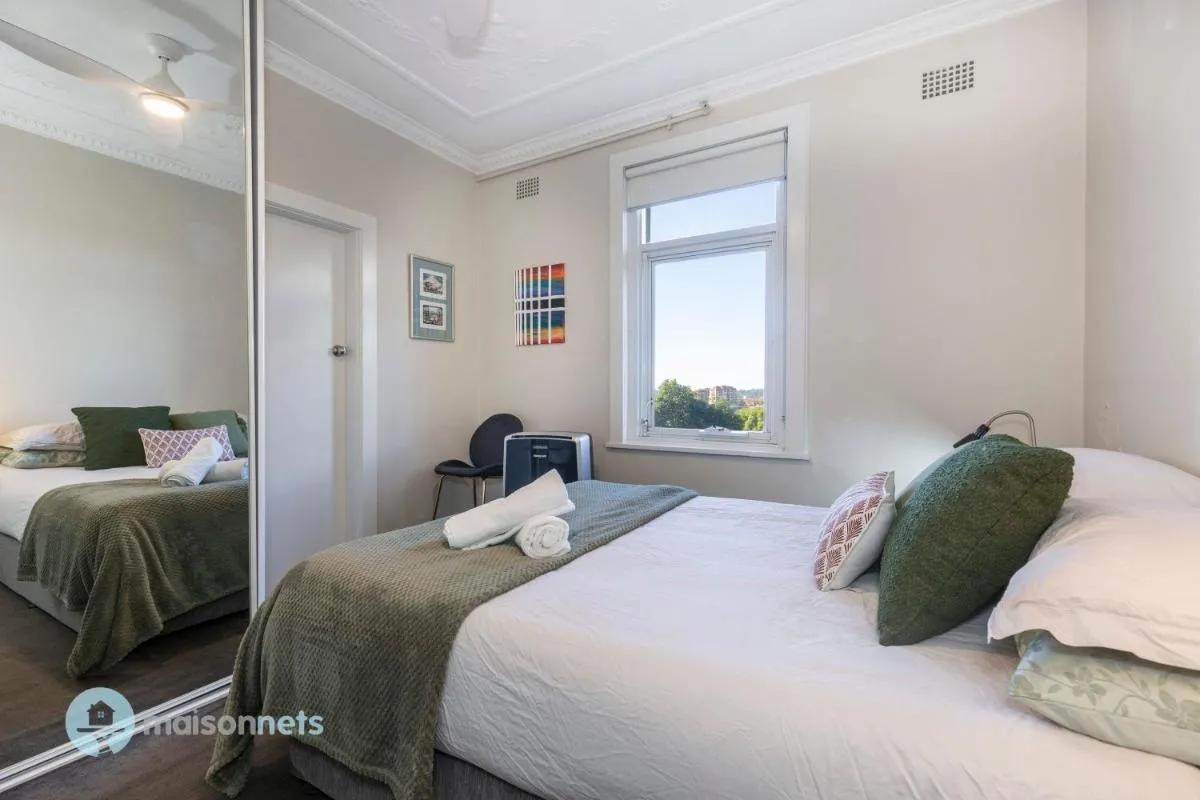 Image 6 of Top Floor 1 Bedroom Apt Sunroom Close To CBD