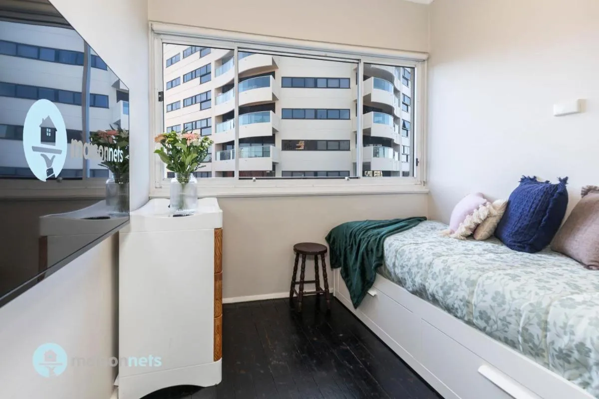 Image 1 of Top Floor 1 Bedroom Apt Sunroom Close To CBD