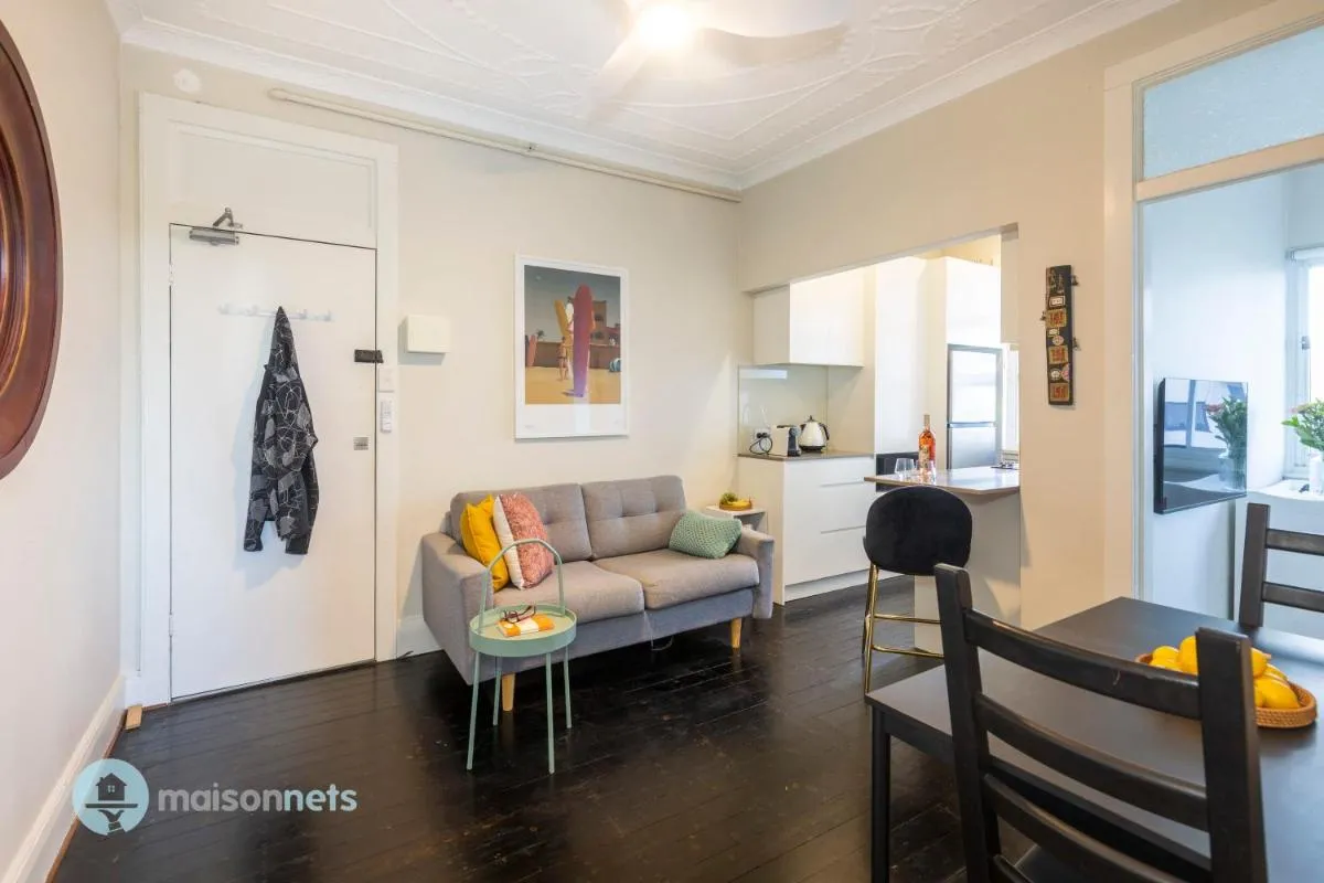 Image 3 of Top Floor 1 Bedroom Apt Sunroom Close To CBD