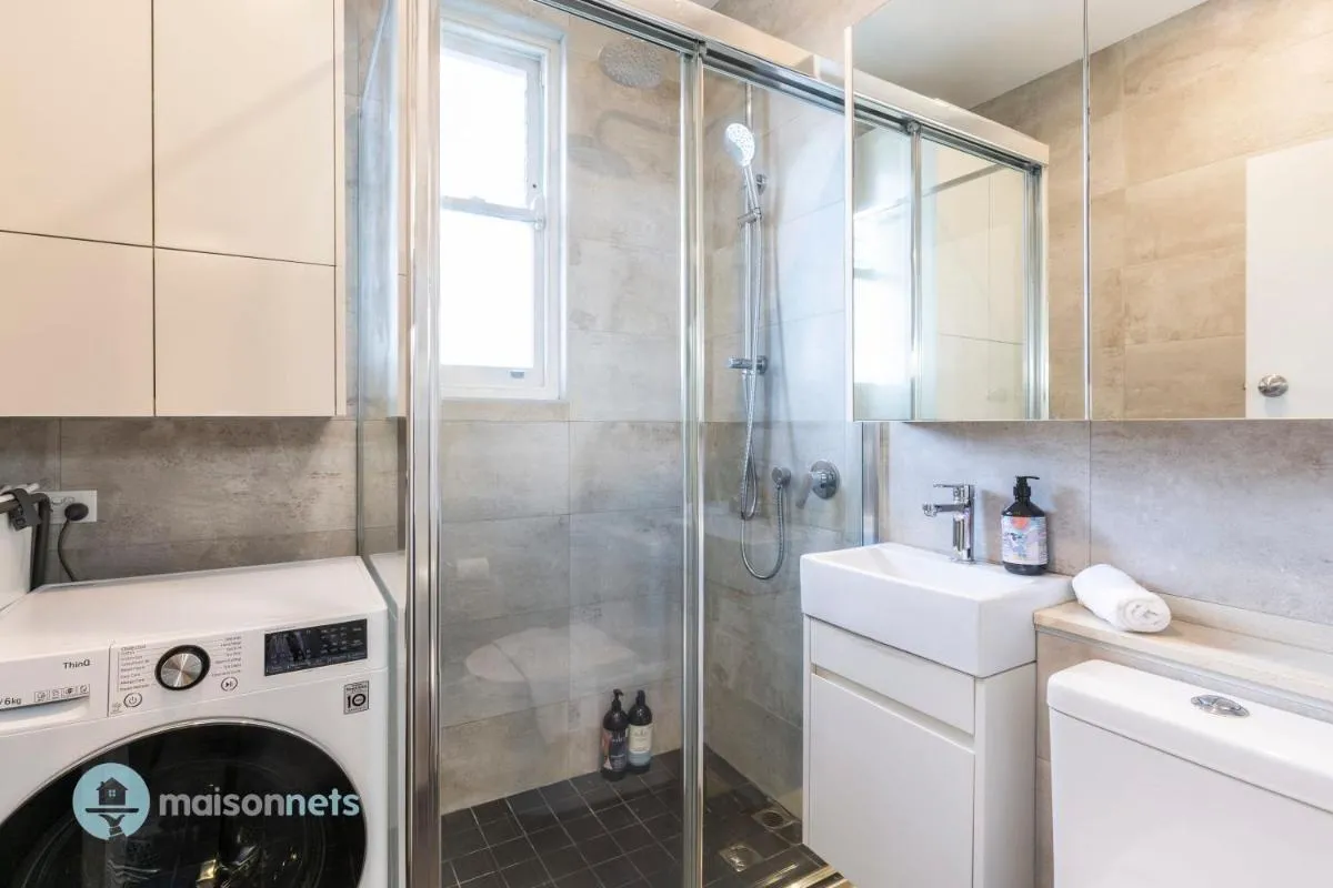 Image 2 of Top Floor 1 Bedroom Apt Sunroom Close To CBD