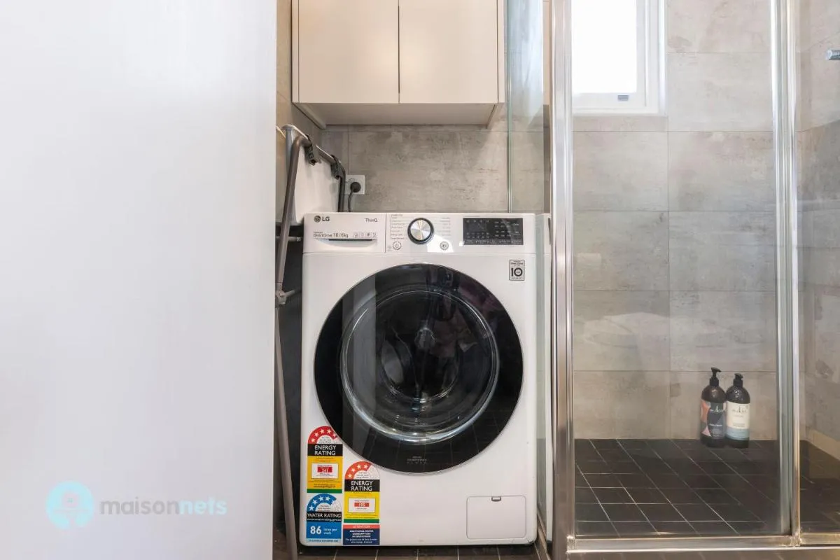 Image 4 of Top Floor 1 Bedroom Apt Sunroom Close To CBD