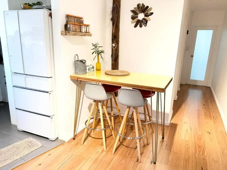 Image 2 of entire flat, quiet, close to:beaches, airport, CBD