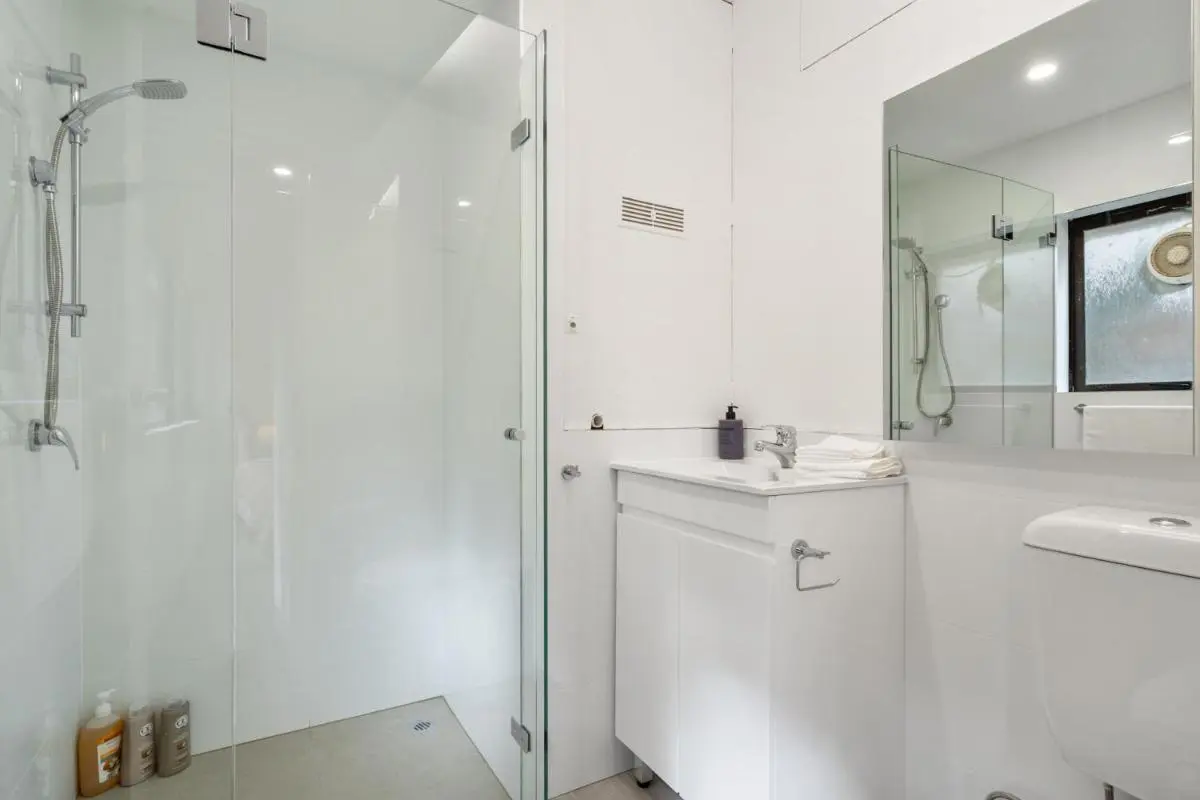 Image 2 of 1NC Spacious Abnb-style 3Bedroom Townhouse, North Sydney Free Parking