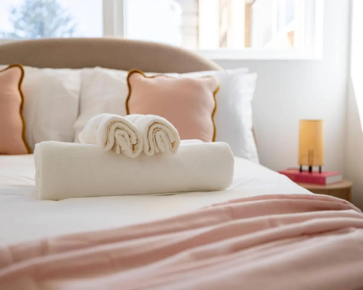 Image 2 of 1 min to the beach with A/C, balcony & parking