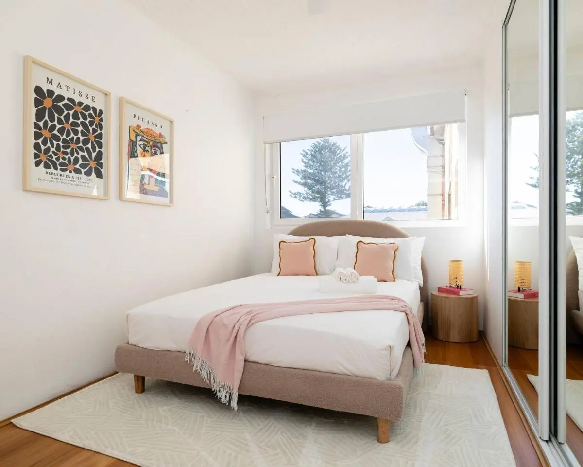 Image 4 of 1 min to the beach with A/C, balcony & parking