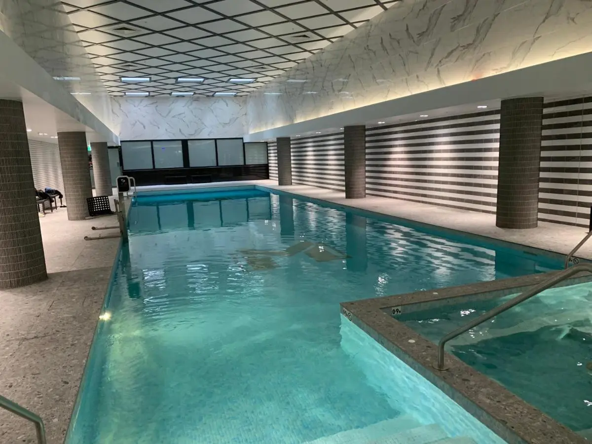 Image 2 of Amazing 1 Bedroom Apt with Large living & extra sleeping space -up to 5 ppl Plus Gym Jacuzzi Spa Pool Sauna and Garden with BBQ