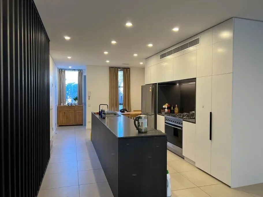 Image 3 of 安静的住宅区 4个卧室 2个卫生间 临近悉尼机场 市区 海滩