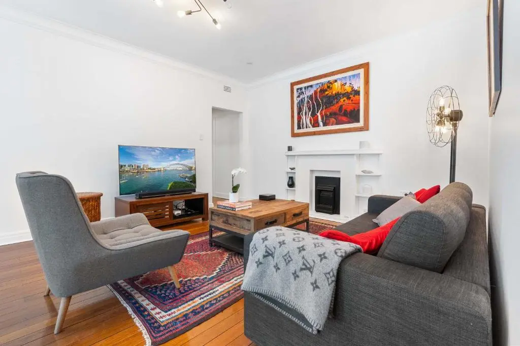 Image of Art-Deco Gem in Midlothian Opposite Beach