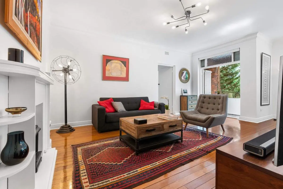 Image 4 of Art-Deco Gem in Midlothian Opposite Beach