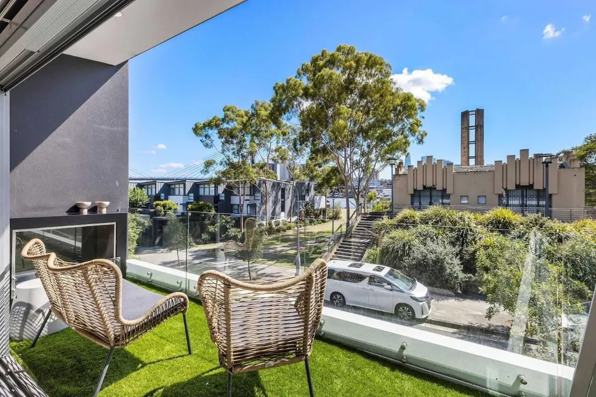 Image 5 of Beautiful House in Glebe with Two-Car Garage