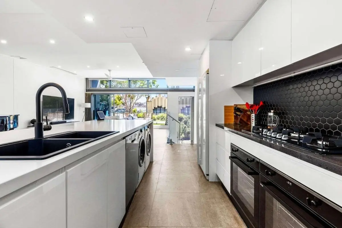 Image 3 of Beautiful House in Glebe with Two-Car Garage
