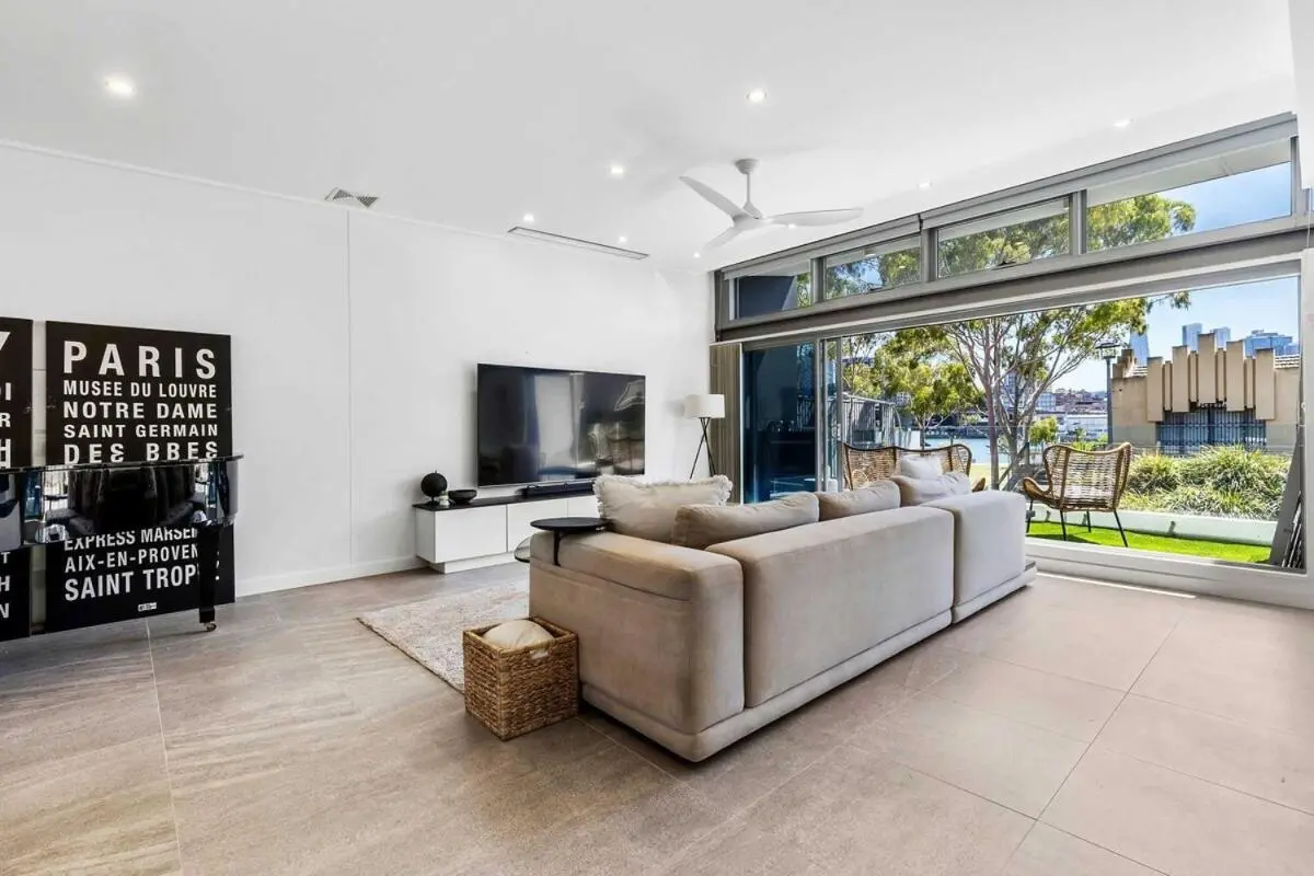 Image 4 of Beautiful House in Glebe with Two-Car Garage