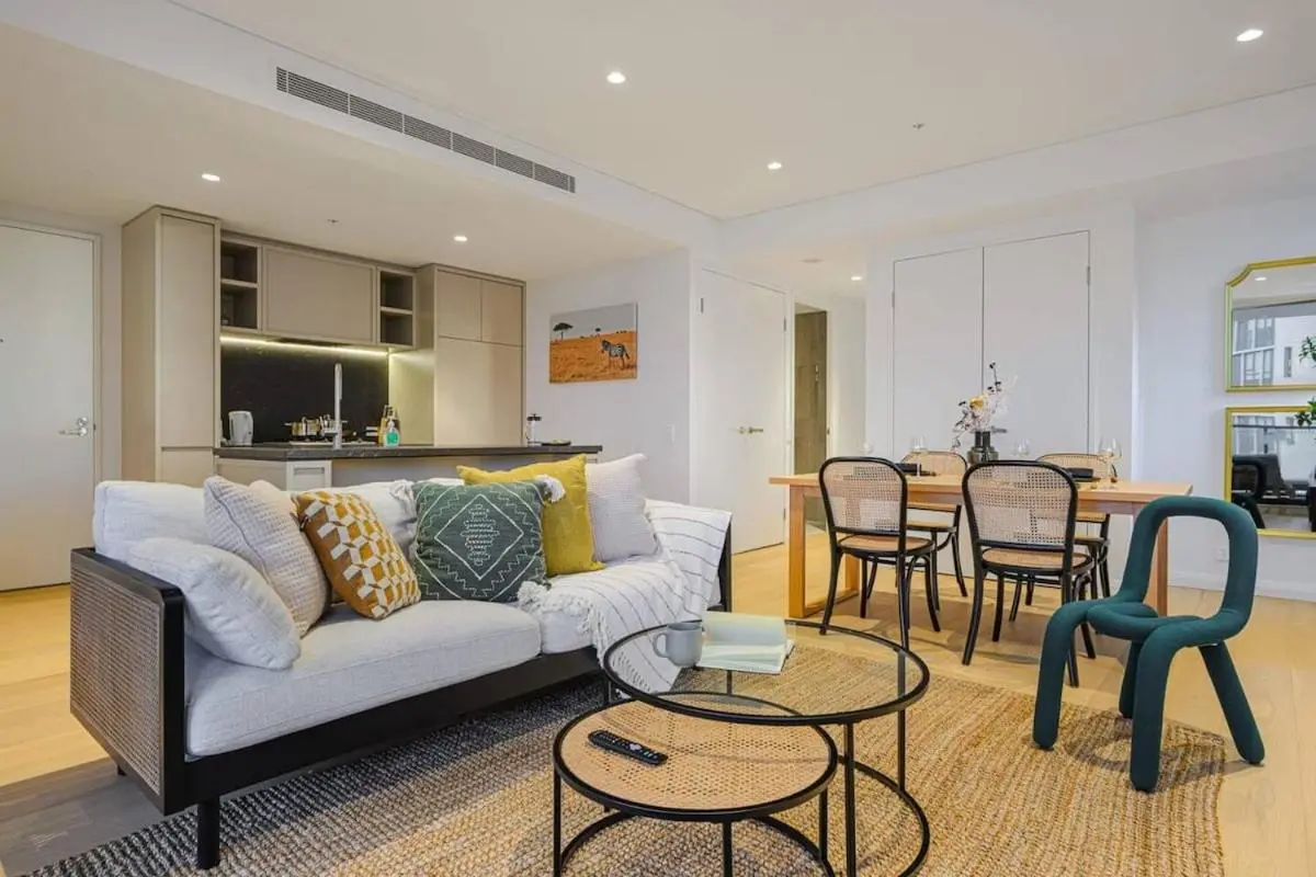 Image 3 of Brand new 2BD Modern Apt near MQ shopping centre