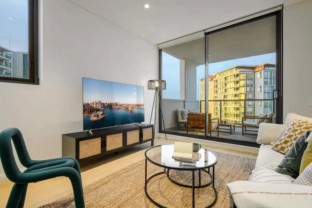 Image 4 of Brand new 2BD Modern Apt near MQ shopping centre