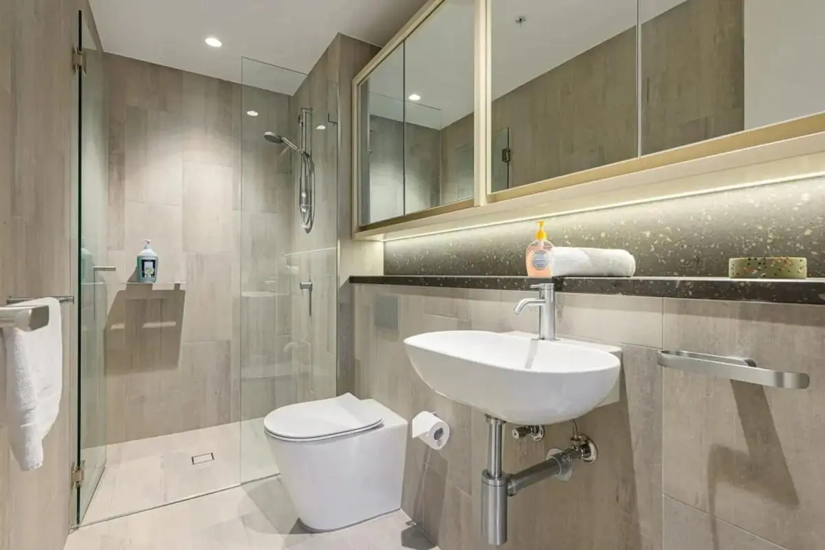 Image 2 of Brand new 2BD Modern Apt near MQ shopping centre