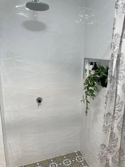 Image 4 of Bright Spacious Studio