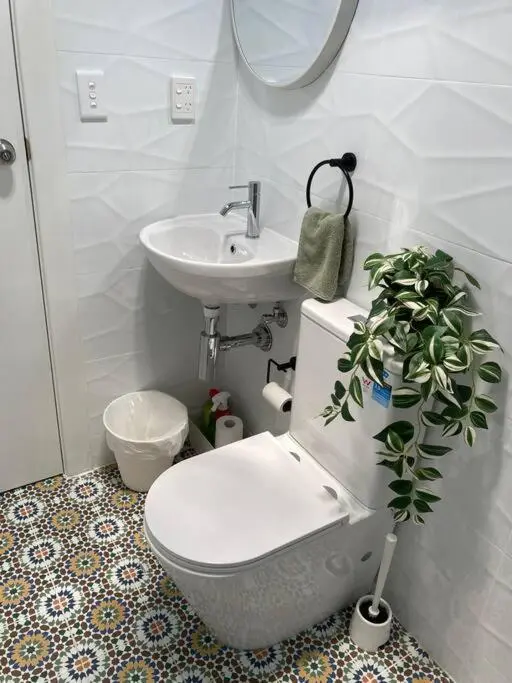 Image 6 of Bright Spacious Studio