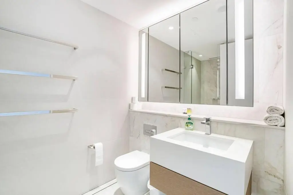 Image 2 of CBD Luxury 1BR Harbour Views & Premier Facilities