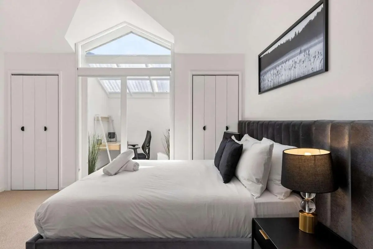 Image 2 of Charming Three-Story Terrace House in Pyrmont