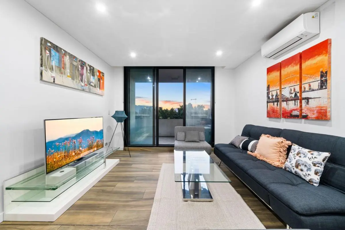 Image 2 of Chic 2 BR Apt with Parking & Darling Harbour-10mins walk