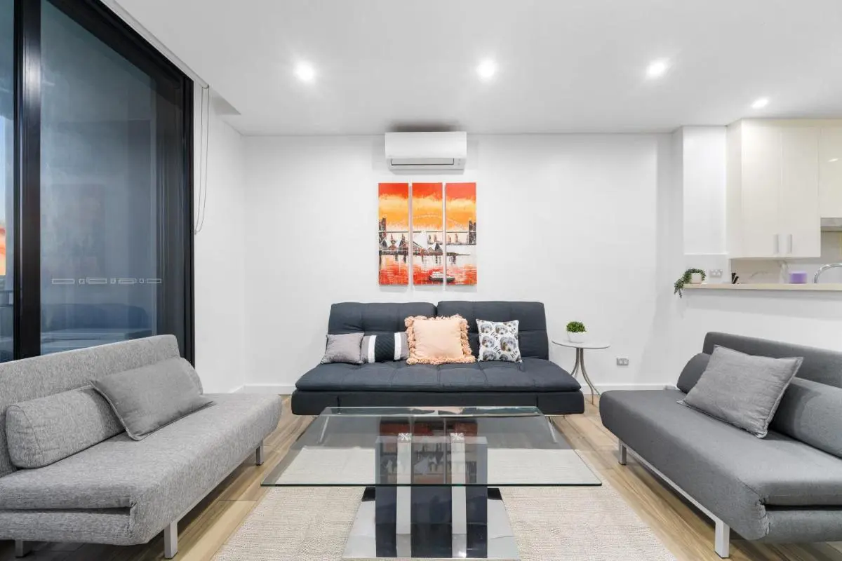 Image 3 of Chic 2 BR Apt with Parking & Darling Harbour-10mins walk