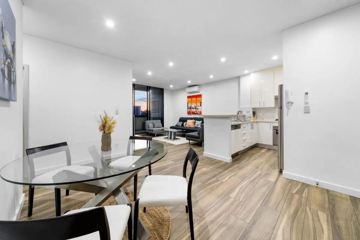 Image 6 of Chic 2 BR Apt with Parking & Darling Harbour-10mins walk