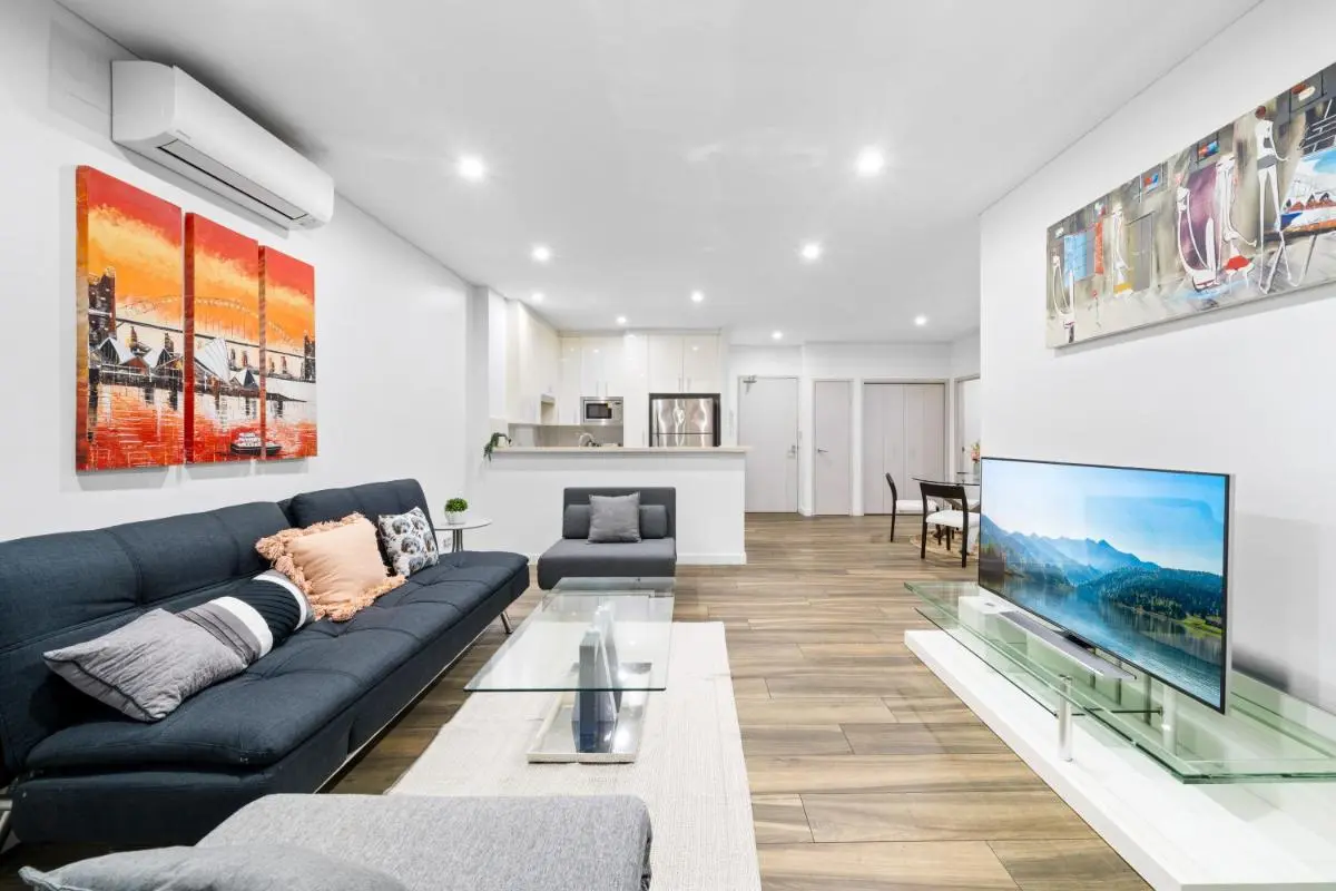 Image 5 of Chic 2 BR Apt with Parking & Darling Harbour-10mins walk