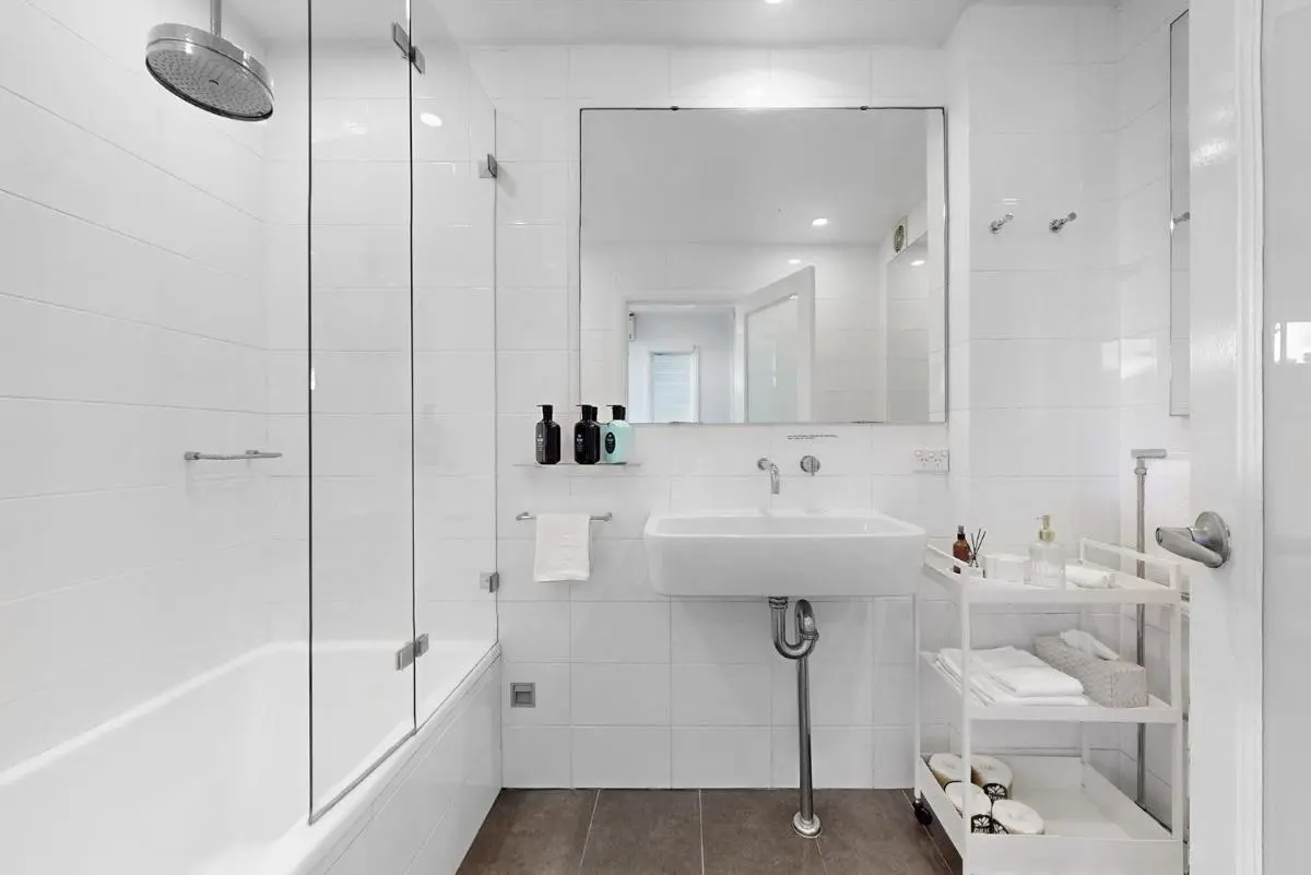 Image 2 of Cliff house and Grand harbour views