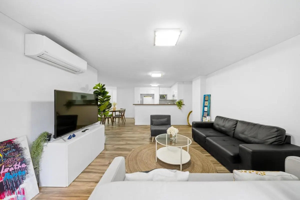Image 3 of Delicated 3BR Apt with Parking & Darling Harbour-10mins walk