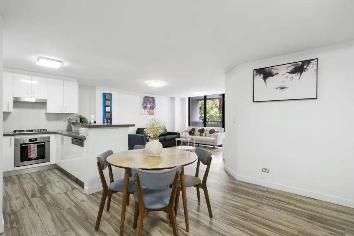 Image 6 of Delicated 3BR Apt with Parking & Darling Harbour-10mins walk