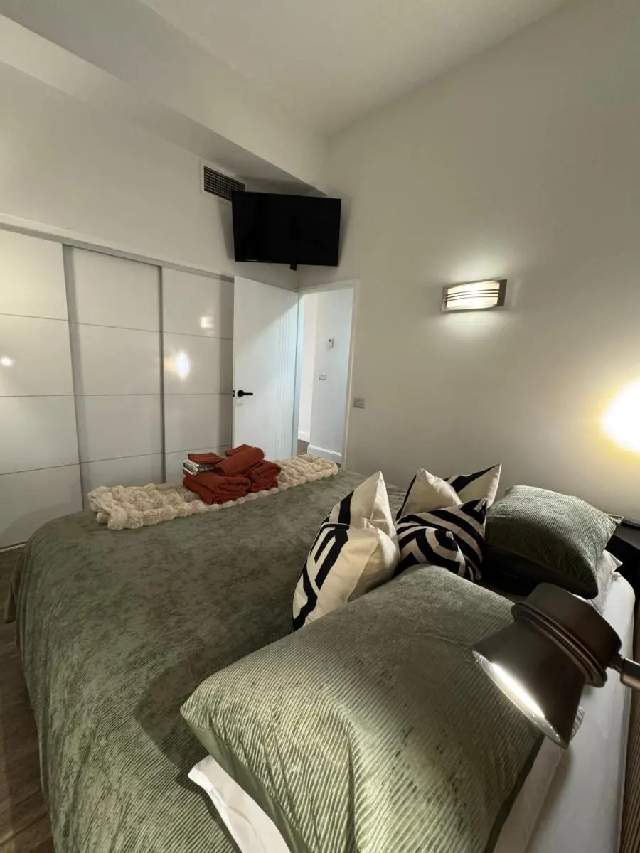 Image 4 of Downtown Sydney CBD Executive Apartment with Pool