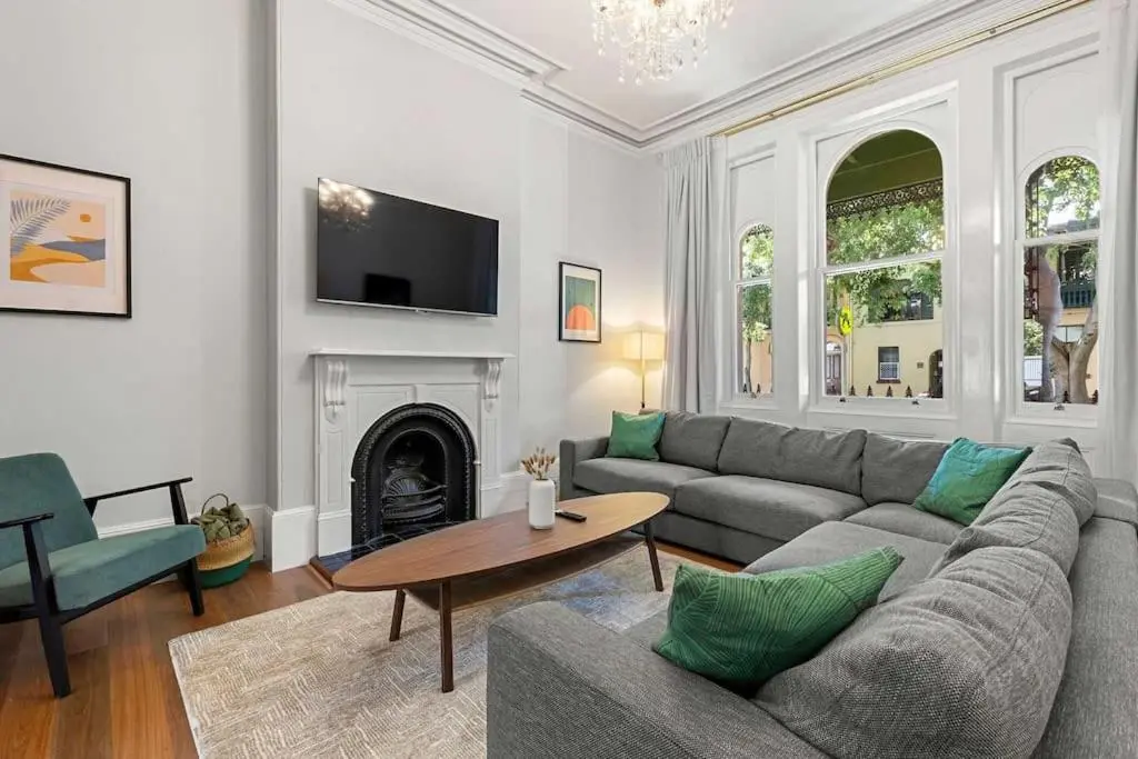 Image 6 of Elegant 6-Bed Home with Harbour Views