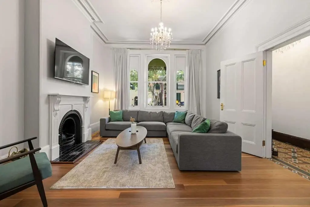 Image of Elegant 6-Bed Home with Harbour Views