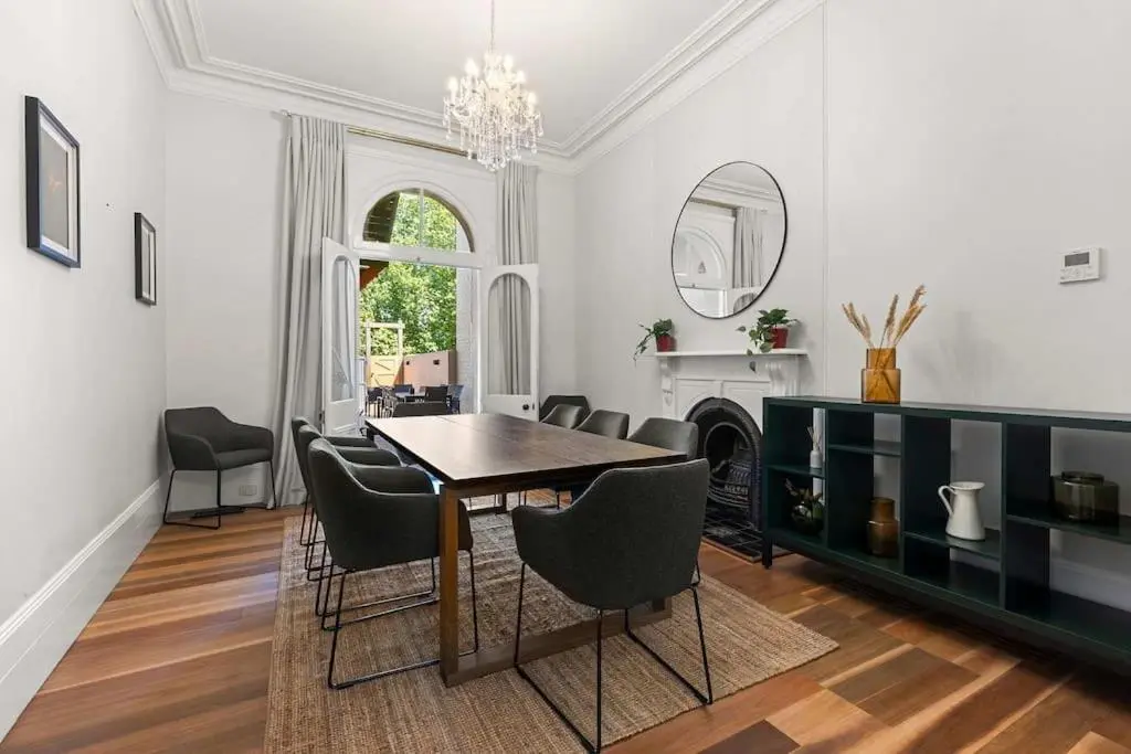 Image 2 of Elegant 6-Bed Home with Harbour Views