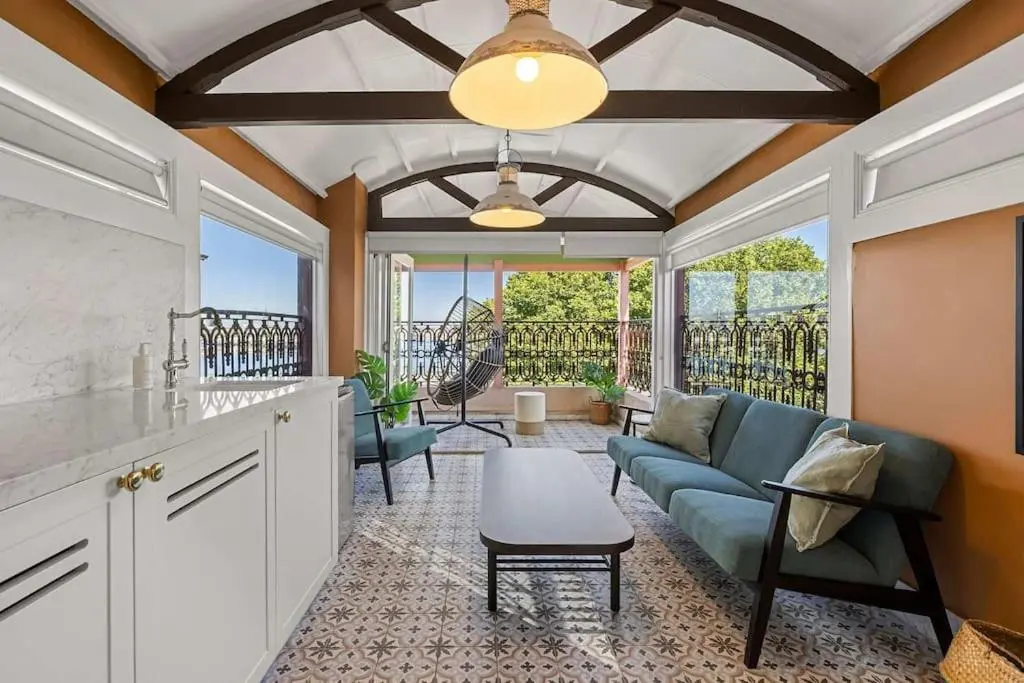 Image 4 of Elegant 6-Bed Home with Harbour Views