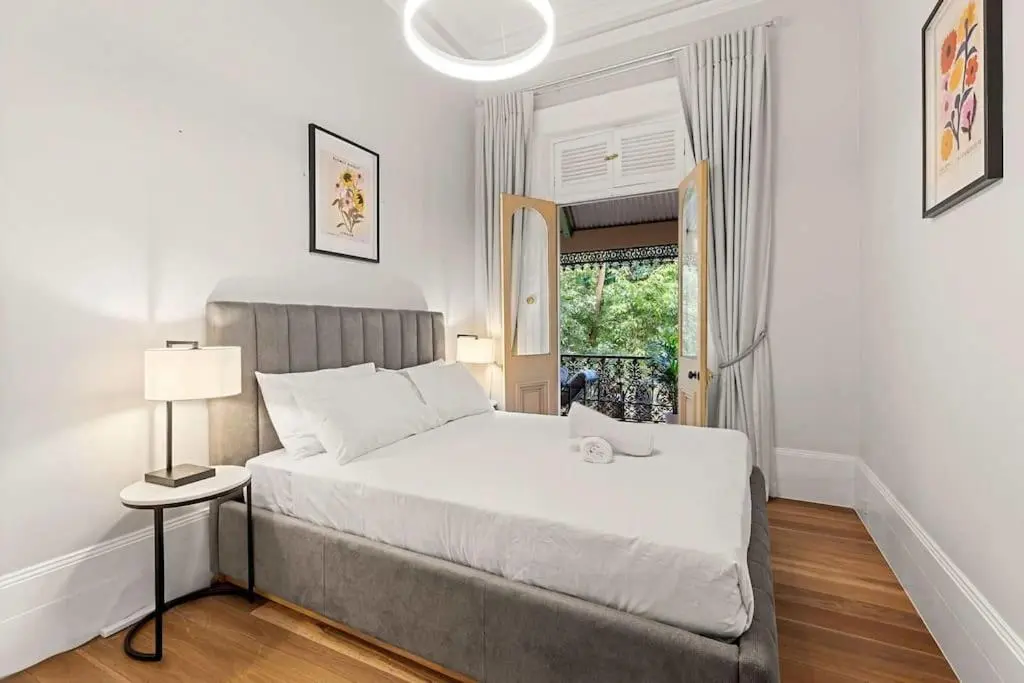 Image 1 of Elegant 6-Bed Home with Harbour Views