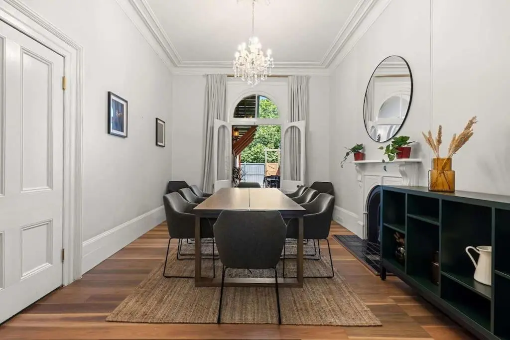 Image 5 of Elegant 6-Bed Home with Harbour Views