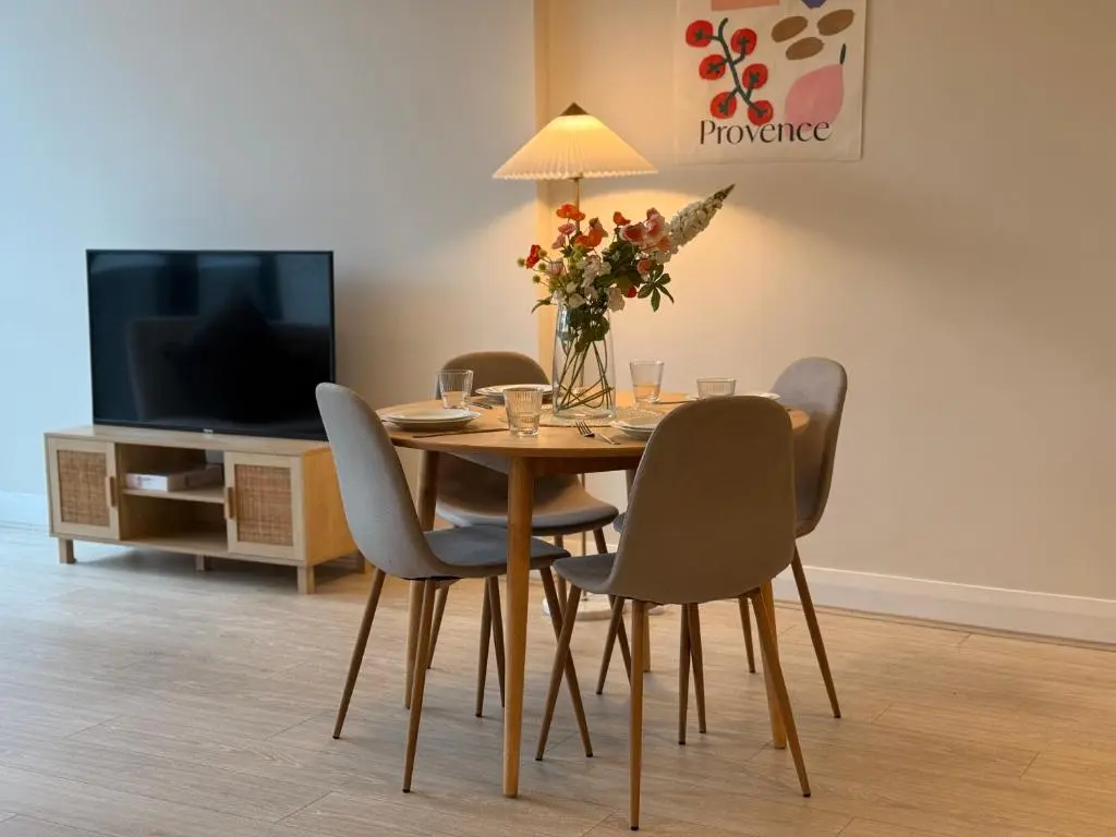 Image of High Ceiling 6 Beds Private Garden Oasis 1min to Stadiums & Parking