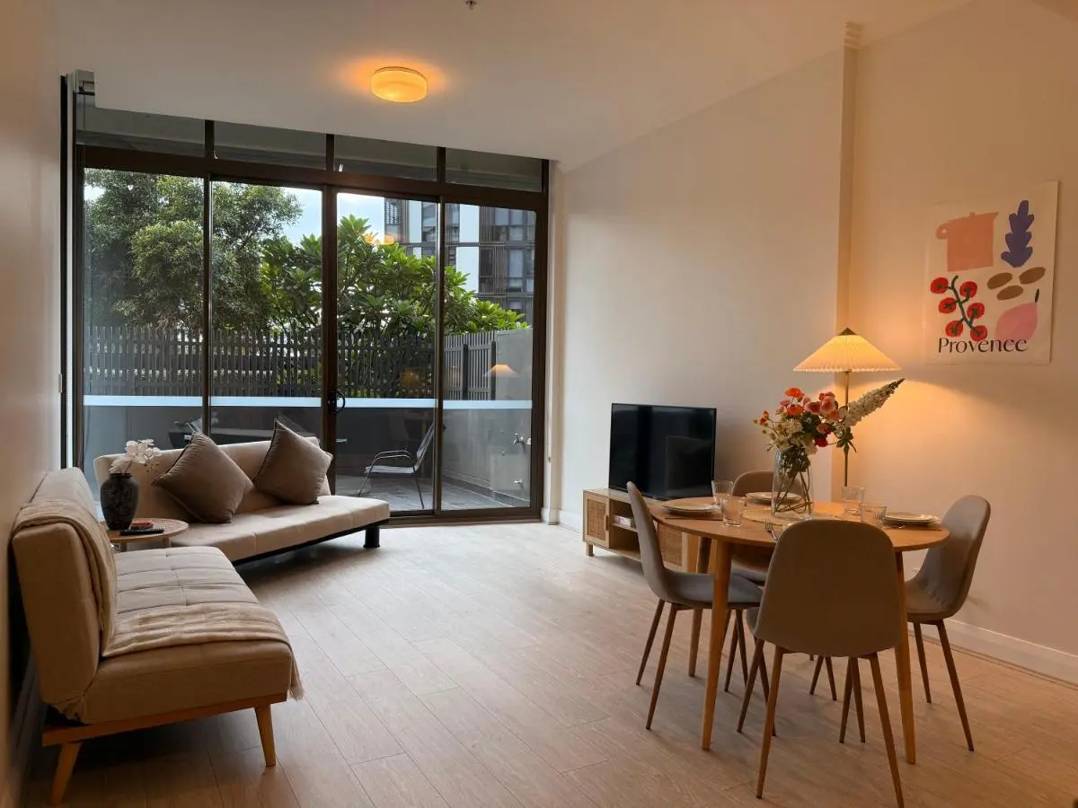 Image 5 of High Ceiling 6 Beds Private Garden Oasis 1min to Stadiums & Parking