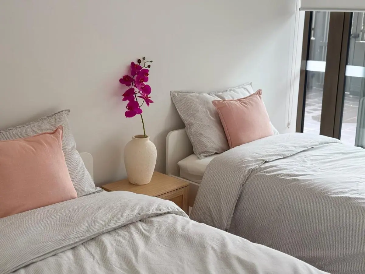 Image 1 of High Ceiling 6 Beds Private Garden Oasis 1min to Stadiums & Parking