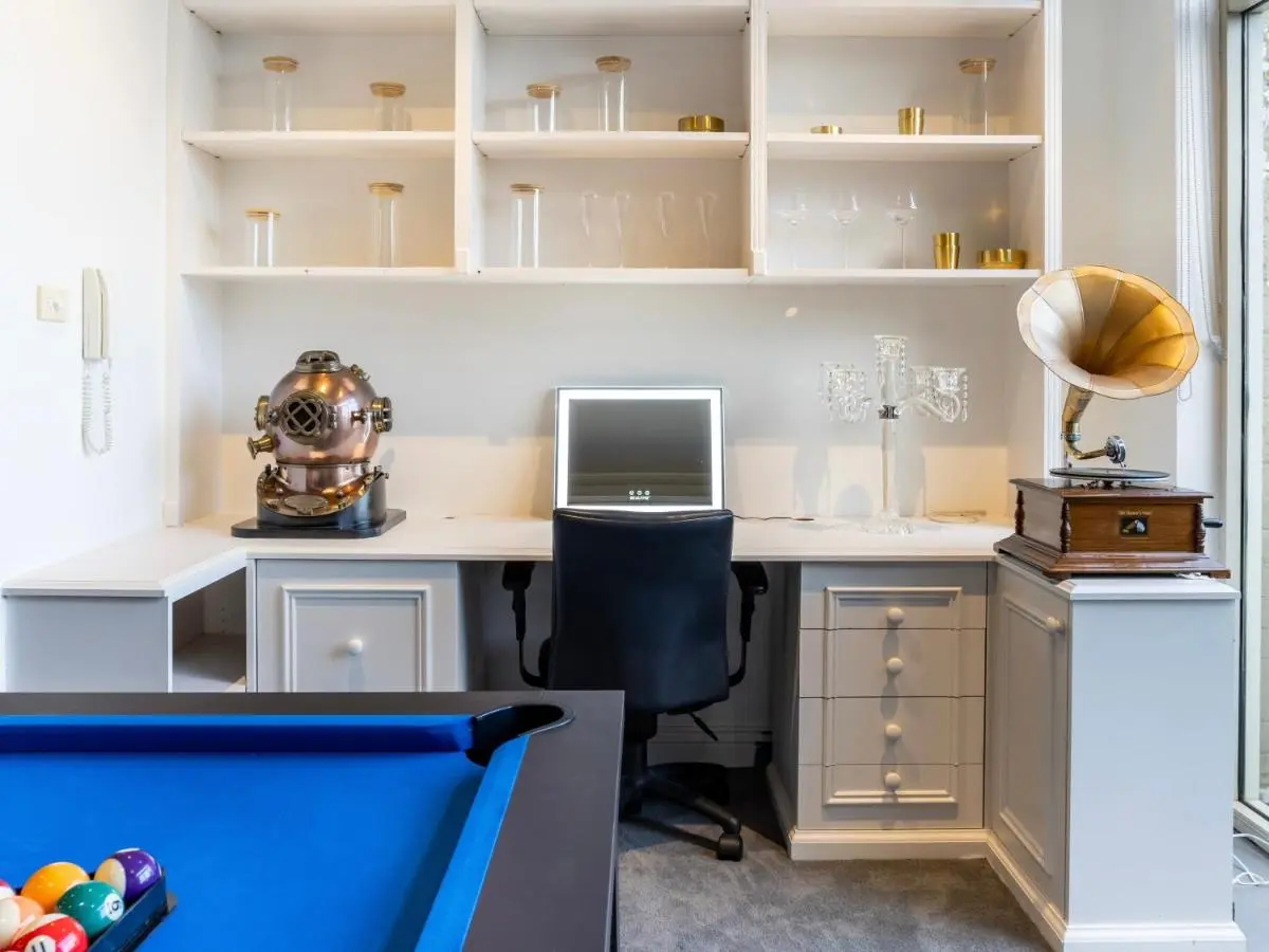 Image 2 of King Bed Harbour View – Captain’s Retreat