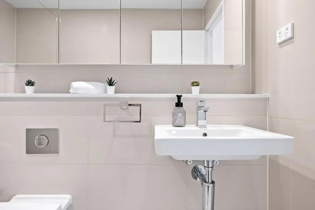 Image 2 of King bed Apt w Sofabed in Ryde – Fast Wifi