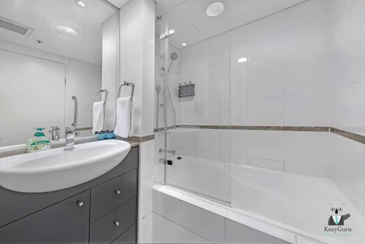 Image 2 of KozyGuru | Sydney CBD 1B Apt | City View